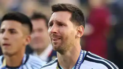 La imagen que conmovió al mundo: Messi rompió en llanto tras recibir la medalla de plata