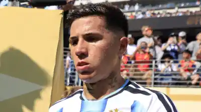 El gesto de Enzo Fernández con los hinchas tras su expulsión que las cámaras no captaron