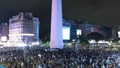 El inesperado gesto de los argentinos en el Obelisco tras la derrota de la Selección