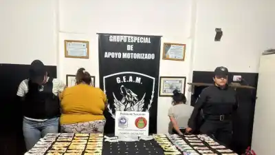 Las vieron intercambiar algo en la calle y el final fue en la comisaría