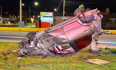 Volcó un auto en la Doble Trocha: el conductor salió ileso por sus propios medios