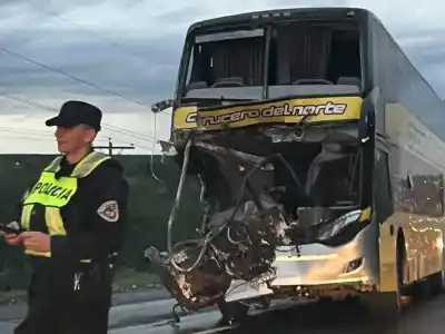 Impacto en la ruta 12: un colectivo con 52 pasajeros chocó contra un camión y dejó varios heridos