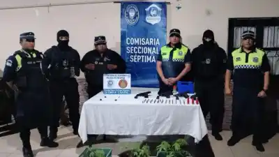 Golpeó a un joven con un arma en la cara y la Policía encontró un arsenal en su casa