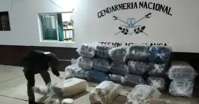 Escaparon por el monte y dejaron 21 bultos con droga, coca y cigarrillos en Aguas Blancas