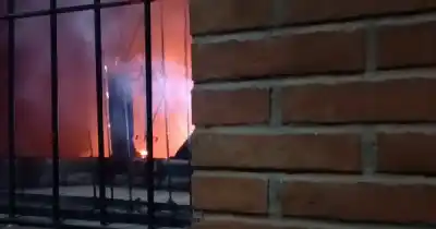 Ocho policías se metieron entre las llamas y rescataron a una mujer atrapada en su garaje