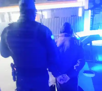 Le pidió dinero a su madre y al negarse intentó entrar a la fuerza: lo detuvieron en el centro