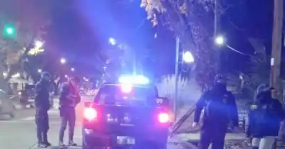 Forzaron una vidriería y cuando creían que se habían escapado, la Policía los sorprendió embalando el botín