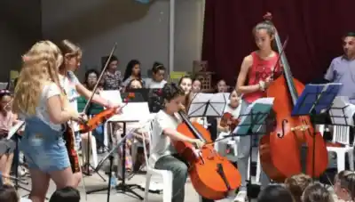 La Música de la Orquesta Infantil de la Escuela de Arte Popular se adueña de la Plaza Bernabé Aráoz