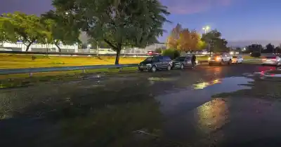 Caminaba por la ruta y un auto la embistió por detrás: murió y el conductor escapó