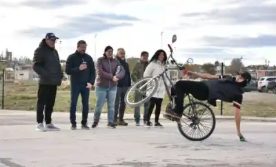 De balneario abandonado a pista de stunt: el proyecto que devuelve un espacio a los jóvenes de Trelew