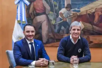 El encuentro clave de Valdés con Caputo: ¿qué se define para el corredor Belgrano y los puertos?