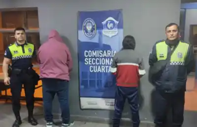 Vecinos aterrados: desde el techo de una casa llovían piedras y la policía terminó herida