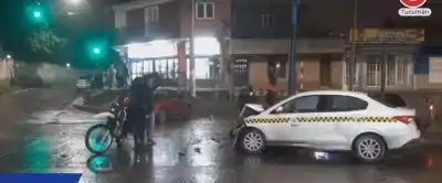 Choque en el centro: taxi y auto protagonizaron un fuerte impacto en una esquina clave