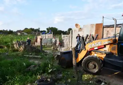 Operativo sorpresa en La Liguria: retiraron viviendas precarias sobre la laguna