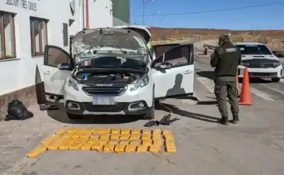 Lo que escondían en un auto sobre la Ruta 9: 58 paquetes de cocaína y una banda que operaba desde la cárcel