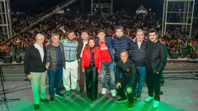 Miles celebraron el Día del Amigo en la plaza Añoranzas con la intendente Fuentes y Los Herrera