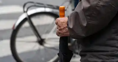 Rosario bajo un cielo gris: el frío no da tregua y se esperan más lluvias
