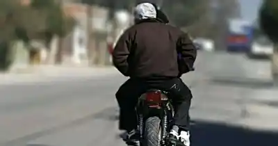 Iba en su moto con un amigo y dos delincuentes lo acuchillaron en el pulmón para robarlo
