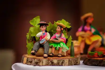 Artesanías en miniatura y tradición: la Feria de Santa Anita vuelve a la Plazoleta Epopeya