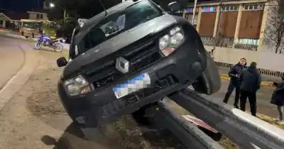 Quedó sobre el guardarraíl tras un violento choque en El Cóndor