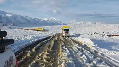 Varados en la nieve: el drama de los mineros que llevan 36 horas atrapados en la puna catamarqueña
