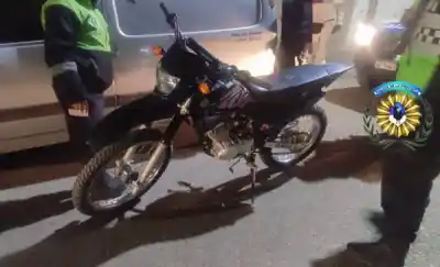 Circulaba sin patente, alcoholizado y con la moto robada: terminó detenido en Madryn