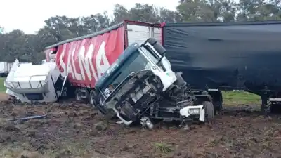 Dos camiones chocaron en la Autovía 2: el segundo impactó contra el primero que había despistado horas antes