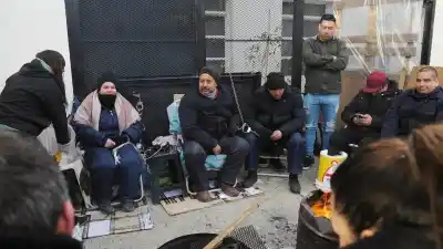 Se encadenaron frente a la Casa de Gobierno: la desesperada protesta de los policías de Santa Cruz