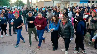 El intendente Nediani caminó un barrio de La Banda y los vecinos le hicieron un pedido que no esperaba