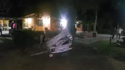 San Andrés: un auto con ocho jóvenes volcó y cayó en el patio de una casa