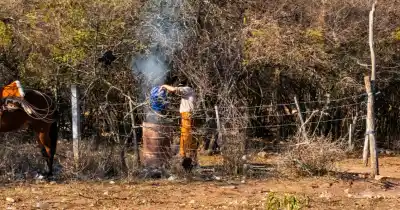 Lo sorprendieron quemando basura en plena temporada de incendios: la multa que le cayó