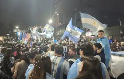 Desazón y orgullo: el Conurbano salió a la calle para abrazar a la Selección pese a la derrota