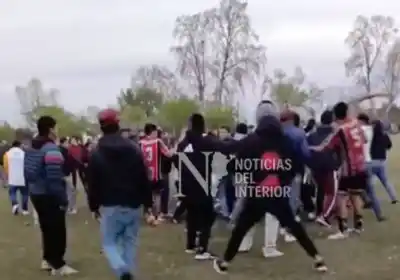 Batalla campal en un partido de fútbol por plata en León Rougés