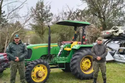 Apareció abandonado en un campo: recuperaron un tractor robado en Corrientes
