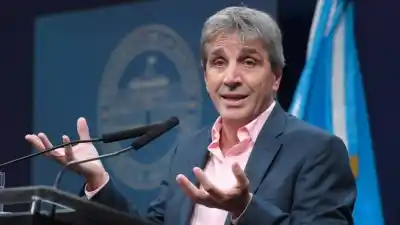 La estrategia de Caputo para contener el dólar sin tocar las reservas: ¿un seguro contra la devaluación?