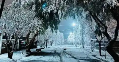 Nieve en Calingasta: el temporal que paralizó todo pero que los turistas no quieren perderse