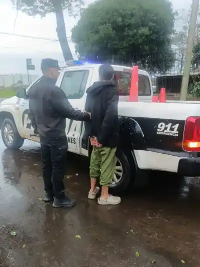 Cortaba cables en plena vía pública y lo atraparon en el acto