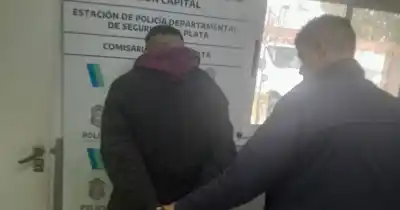 Esperaba el micro en City Bell y un ladrón la atacó: lo que tenía en el bolsillo lo delató