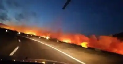 El fuego arrasa los cerros de Volcán y amenaza con llegar a Bárcena