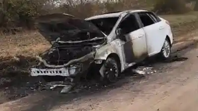 Apareció un auto calcinado en un descampado de Villa María: solo se ve que era blanco