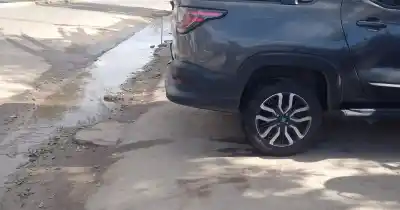 El drama de cruzar la vereda frente a OSEP: autos estacionados bloquean el paso peatonal