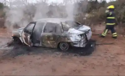 En llamas sobre la ruta: el auto se prendió fuego y todos se salvaron de milagro