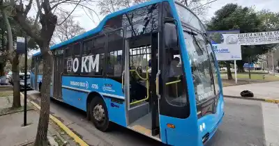 Adiós a las vueltas: los colectivos de Rosario mostrarán el número de línea en los laterales