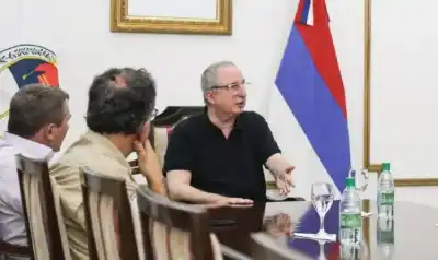 Passalacqua mueve el tablero: fusiona ministerios y mete dos intendentes en su gabinete