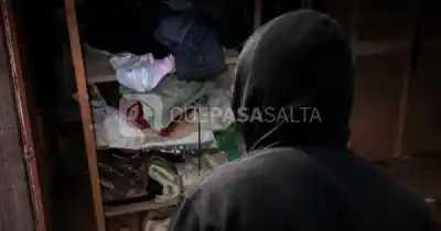 Un jubilado de 80 años fue hallado ensangrentado y con 17 puñaladas en el fondo de su casa