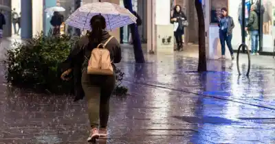 Miércoles helado en Rosario: lluvia constante y viento del sudeste
