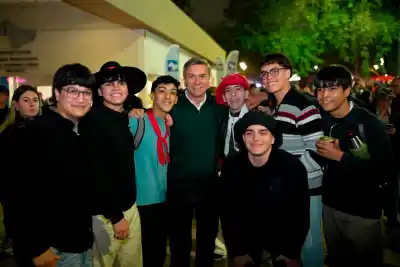 El gobernador Zdero se sumó a la fiesta de la Bienal y el público espera a Piko Frank