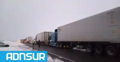 Desesperación en Las Lajas: 100 camiones varados esperan que abra el paso a Chile