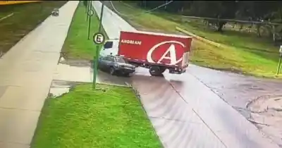 Chocó de frente contra un camión y las cámaras captaron todo: tres heridos en Punta Lara