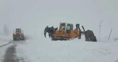 Nevada implacable en Alta Montaña: 92 evacuados y más de 1.300 camiones varados